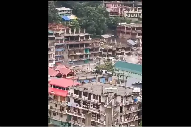 صورة مثبتة من مقطع فيديو يظهر لحظة الانهيار الأرضي (إكس)