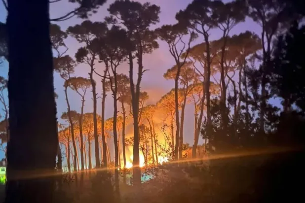 لبنان کے پہاڑی قصے حمانا میں ہیلی کاپٹر کی جائے حادثے کی گردش کرتی ایک تصویر