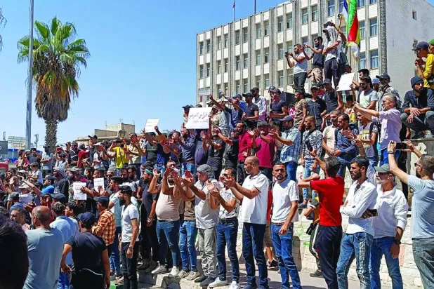 بدھ کے روز "السویدہ 24" نیوز ویب سائٹ کی طرف سے السویدہ شہر میں مظاہروں کی شائع کردہ ایک تصویر (اے ایف پی)