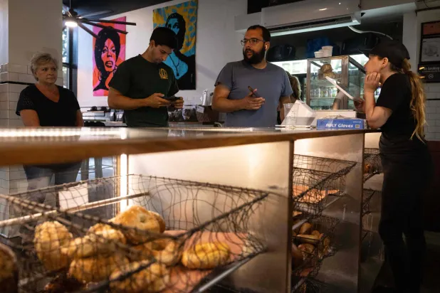 يمكّن الذكاء الاصطناعي أصحاب المقاهي من تقديم تجربة فريدة لكل زبون بناءً على تحليل البيانات (أ.ف.ب)