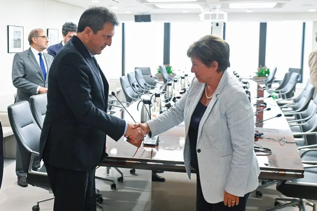 وزير المالية الأرجنتيني سيرخيو ماسا المرشح للرئاسة خلال لقاء مديرة صندوق النقد الدولي كريستالينا غورغييفا في مقر الصندوق بواشنطن يوم الأربعاء (أ.ف.ب)