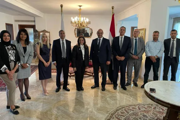 وزيرة الهجرة المصرية خلال لقاء مع وزير العمل القبرصي في نيقوسيا (مجلس الوزراء المصري)