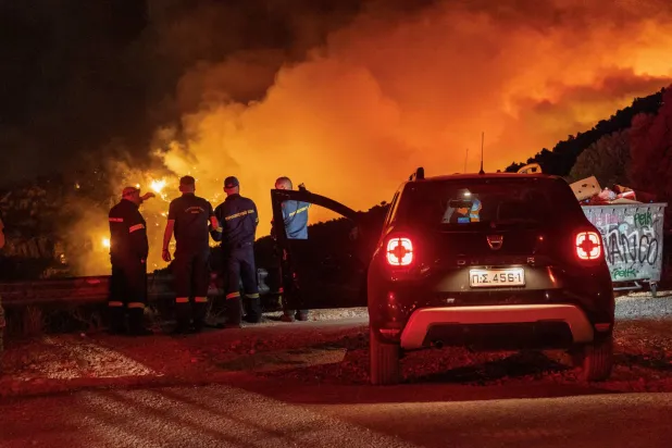 يتعرض جبل بارنيثا حيث أكبر غابة للحريق ويهدد العاصمة أثينا بشكل مباشر (رويترز)