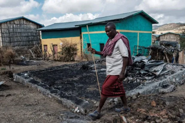 مواطن أمام ركام منزله في قرية بإقليم تيغراي شمال إثيوبيا (أ.ف.ب)