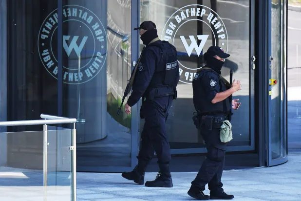 ضباط شرطة روس أمام مقر «فاغنر» في سان بطرسبرغ (أ.ف.ب)