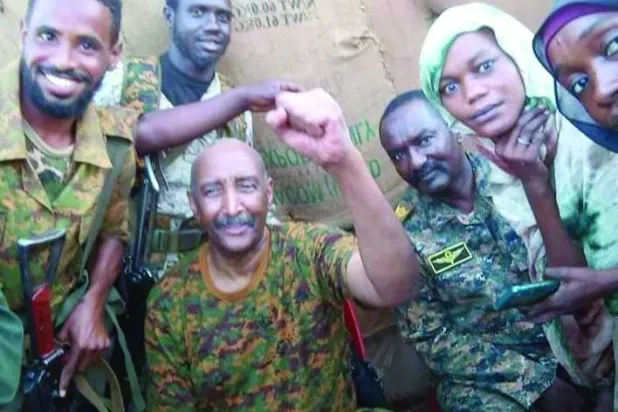 البرہان ام درمان میں محلہ 100 کے رہائشیوں کے ساتھ (سوڈانی فوج کے فیس بک صفحہ سے)