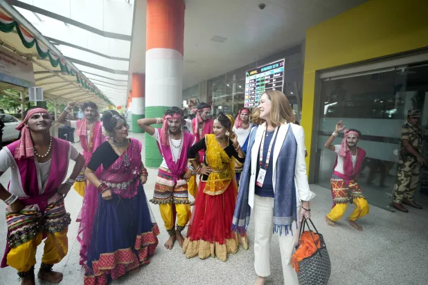 مجموعة فلكلورية في استقبال المسؤولين بمقر انعقاد أحد اجتماعات مجموعة العشرين في الهند (أ.ب)