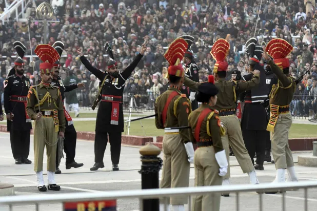 صورة ملتقطة في 26 ديسمبر 2019 يشارك فيها أفراد من قوات أمن الحدود الهندية (يرتدون ملابس بنية) وحراس باكستانيون (يرتدون ملابس سوداء) في حفل على الحدود على مسافة نحو 35 كم من أمريتسار (أ.ف.ب)