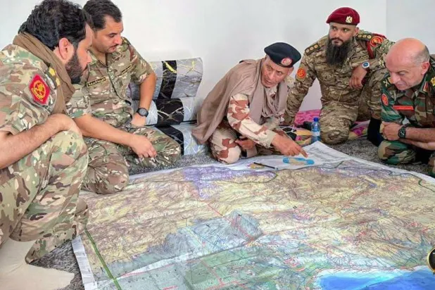 العميد صدام حفتر آمر غرفة عمليات القوات البرية وآمر قوة عمليات الجنوب اللواء المبروك سحبان قبيل إطلاق العملية العسكرية بالجنوب (المتحدث العسكري)