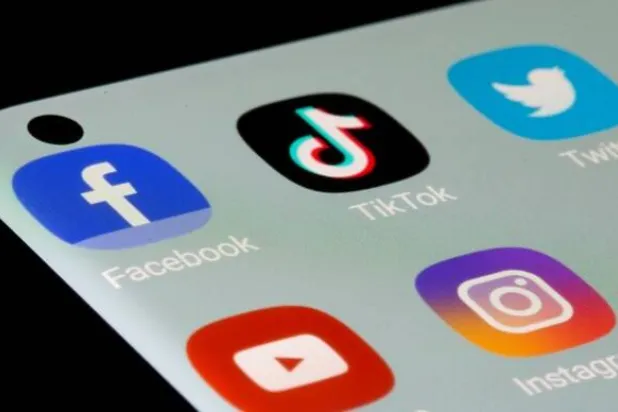 صورة تظهر عدداً من التطبيقات الرقمية على هاتف ذكي (رويترز - أرشيفية)