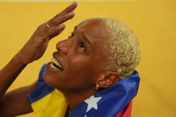 روخاس تحتفل بذهبيتها (رويترز)