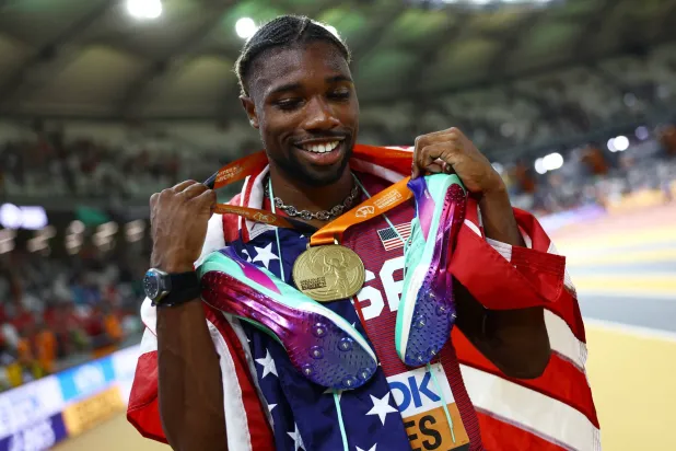 لايلز يحتفي بذهبيته في سباق 200 م (رويترز)