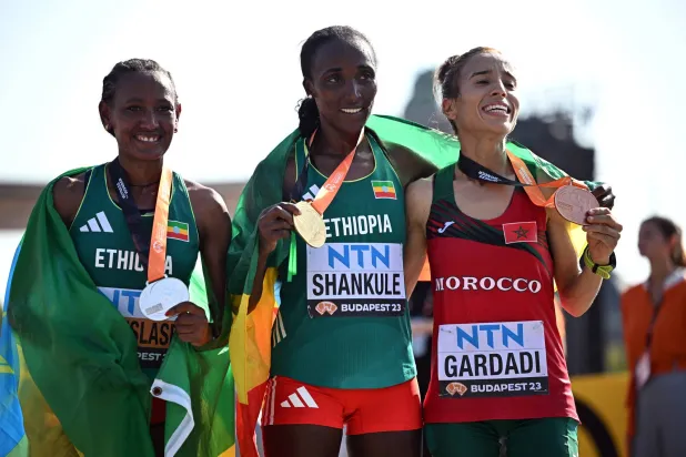 أماني وجبريسلاسي والمغربية فاطمة خلال تتويجهن بالذهبية والفضية والبرونزية (رويترز)