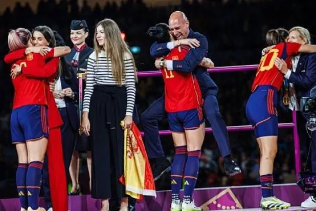 إيرموسو وهي تحمل روبياليس كما نشر الاتحاد الإسباني (الاتحاد الإسباني)