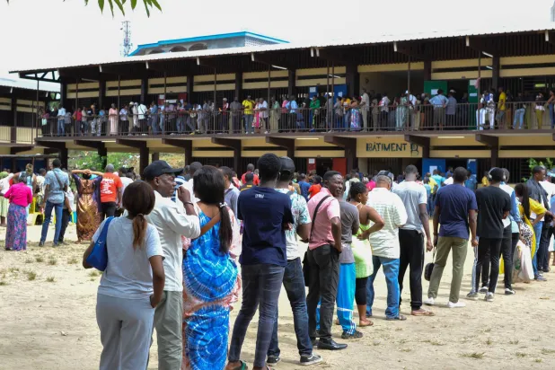 صفوف انتظار خارج مكتب اقتراع في ليبرفيل (إ.ب.أ)