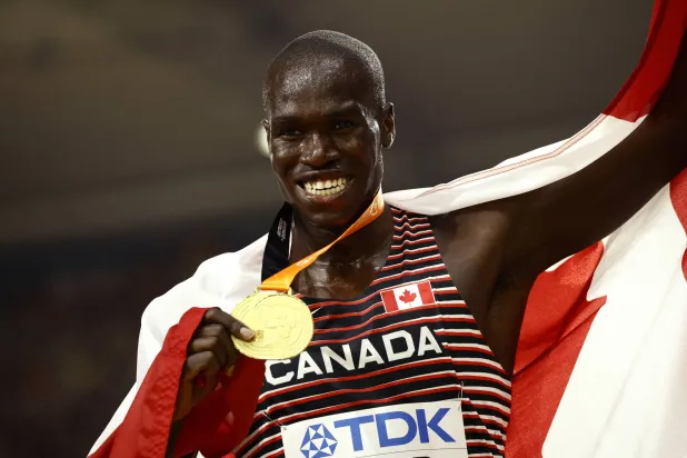 ماركو أروب محتفلاً بميداليته (رويترز)