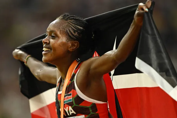 كيبيجون تحتفل بإنجازها (رويترز)