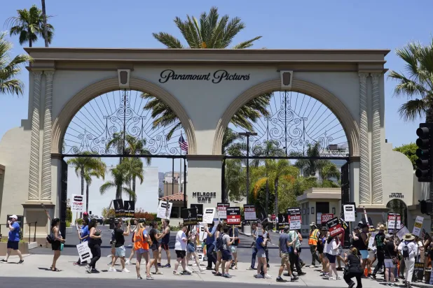 كتاب وممثلون في مسيرة خارج استوديوهات باراماونت في لوس أنجلوس (أ.ب))