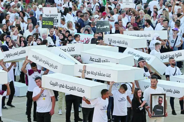 توابيت رمزية تندد بجرائم العنف في المجتمع العربي في تل أبيب 6 أغسطس (أ.ف.ب)