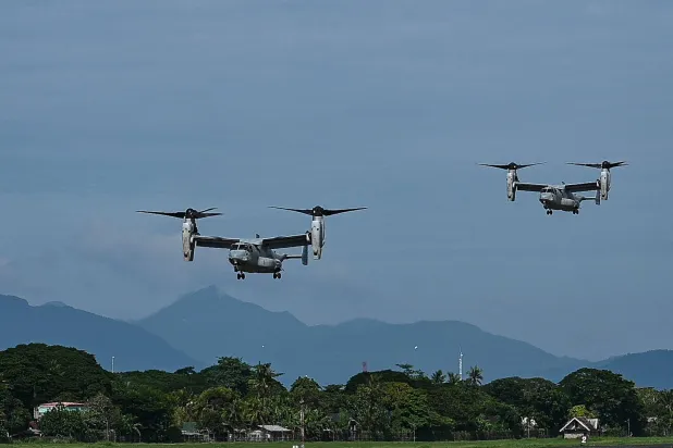 طائرتان من طراز «في 22  - (أوسبري)» خلال تدريبات بين جيشي الفلبين وأستراليا (أ.ف.ب)