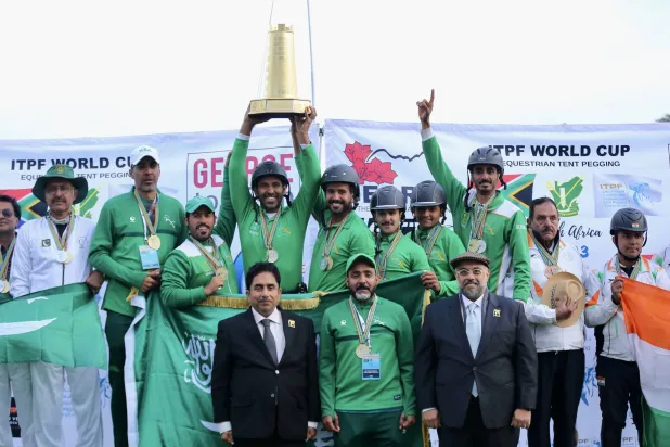 منتخب السعودية لالتقاط الأوتاد خلال تتويجه بكأس العالم لالتقاط الأوتاد (الشرق الأوسط)