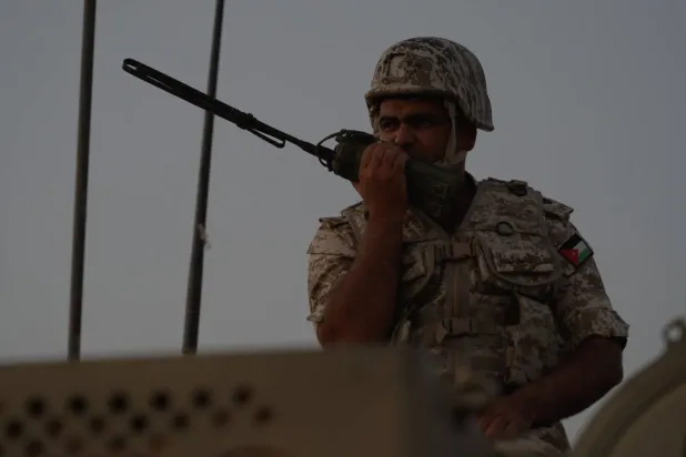 ضابط من الجيش الأردني خلال إحدى التدريبات (صفحة الجيش الأردني على فيسبوك)