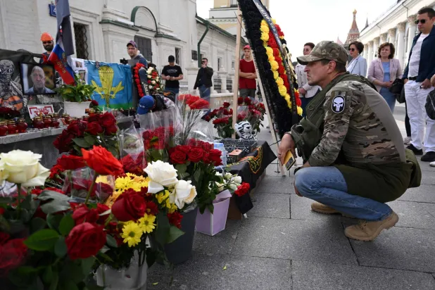 روس أمام نصب تذكاري مؤقت لتذكر زعيم «فاغنر» الراحل في موسكو الأحد (أ.ف.ب)