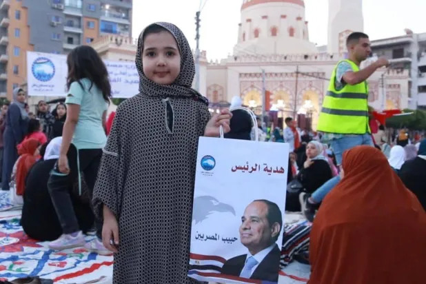 طفلة مصرية تمسك بهدية وزعها حزب «مستقبل وطن»، أحد أكبر الأحزاب الداعمة لترشح السيسي (أرشيفية: الحزب عبر «فيسبوك»).
