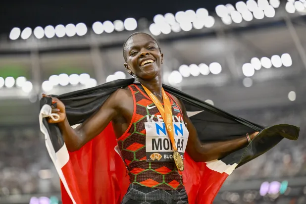 الكينية ماري مورا خلال احتفالها بذهبية الـ800 متر في مونديال العالم (أ.ب)