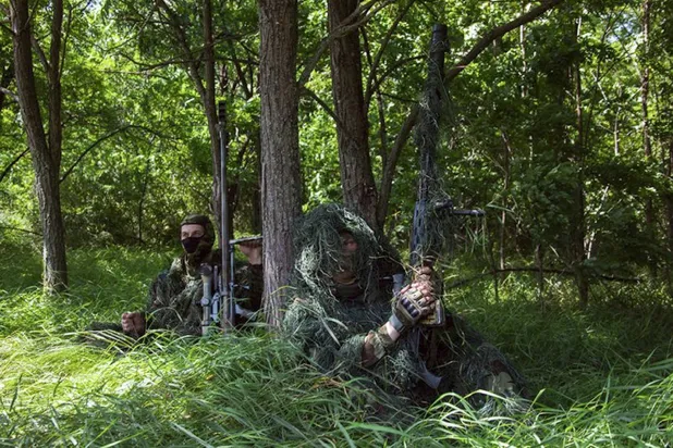 قناصان روسيان يجلسان في موقعهما تجاه المواقع الأوكرانية في مجموعة زاباد (غرب) للقوات الروسية في مكان غير معلوم بأوكرانيا (أ.ب)