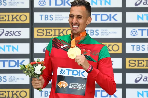 سفيان البقالي يحتفل بذهبيته في بطولة العالم (رويترز)