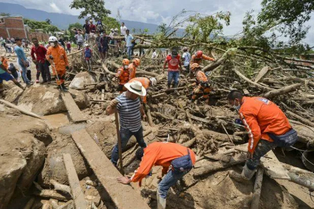 عمال الإنقاذ ومواطنون وهم يبحثون عن ناجين تحت حطام من آثار الأمطار في دوشنبه (وسائل إعلام محلية)