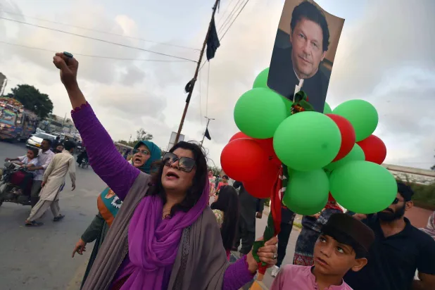 أنصار عمران خان في مظاهرة لدعمه بمدينة كراتشي الباكستانية (أرشيفية - رويترز)