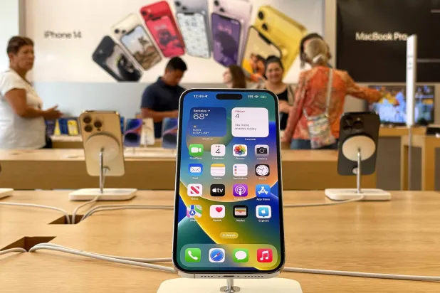 يعد هذا الهاتف الأغلى سعراً في سلسلة آيفون 14 والأكثر شحناً عالمياً (أ.ف.ب)