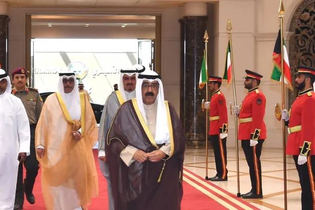 ولي العهد الكويتي الشيخ مشعل الأحمد الصباح مغادراً بلاده إلى العاصمة البريطانية لندن الاثنين (كونا)