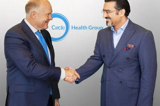 جانب من توقيع اتفاقية استحواذ «بيورهيلث» الإماراتية على «سيركل هيلث غروب» (الشرق الأوسط)