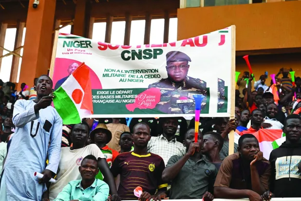 تجمع لمؤيدي الانقلاب العسكري في نيامي يوم السبت (أ.ف.ب)