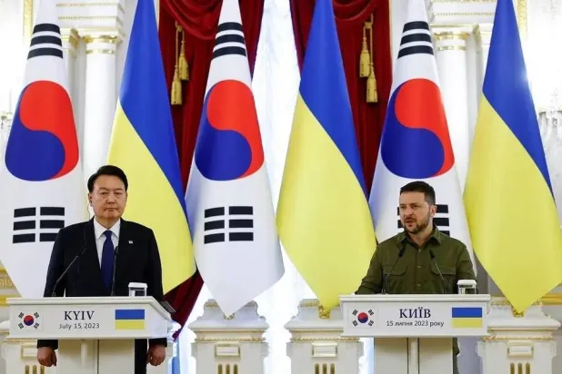 الرئيس الأوكراني فولوديمير زيلينسكي والرئيس الكوري الجنوبي يون سوك يول يحضران بيانًا مشتركًا وسط الهجوم الروسي على أوكرانيا، في كييف، أوكرانيا (رويترز)