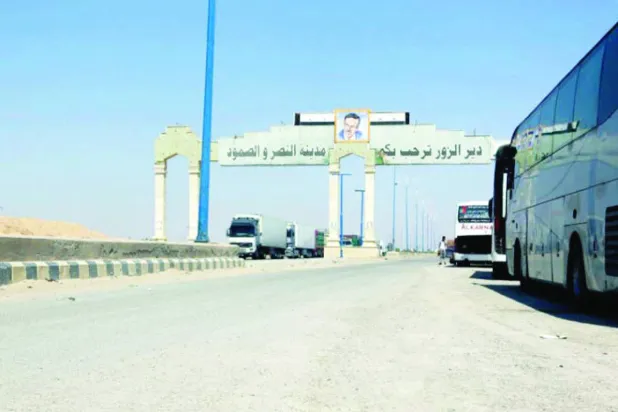 دیر الزور کے داخلی راستوں میں سے ایک پر بسیں اور ٹرک (آرکائیوز - الشرق الاوسط)