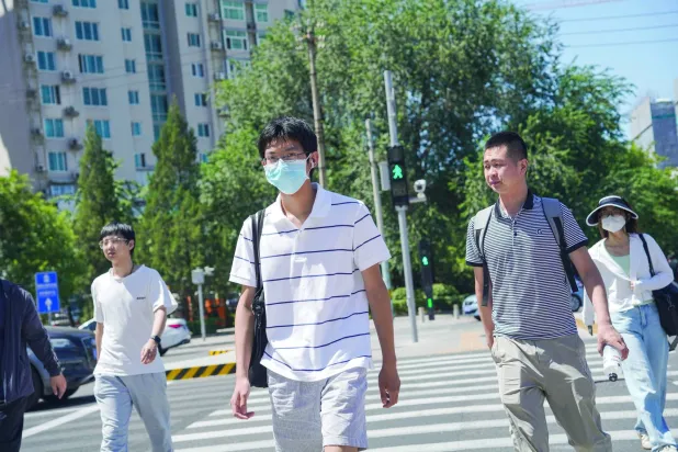 رجل يرتدى قناعاً واقياً في الصين (إ.ب.أ)