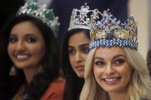 ملكات الجمال خلال مؤتمر صحفي (إ.ب.أ)