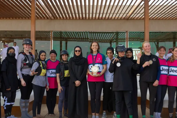 أضواء العريفي خلال تكريمها الفائزات في السباق الخاص بالسيدات (الاتحاد السعودي للهجن)