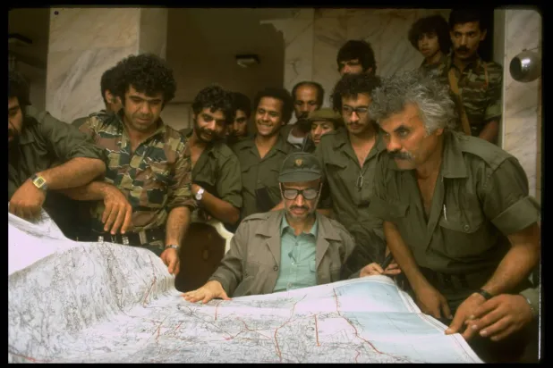 عرفات مع مجموعة من مساعديه في بيروت خلال الاستعدادات للتصدي للقوات الإسرائيلية عام 1982 (غيتي)