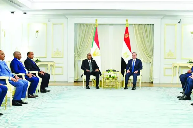 السیسی اور البرہان العلمین سٹی میں دونوں ممالک کے حکام کی موجودگی میں مذاکرات کرتے ہوئے (مصری ایوان صدر)