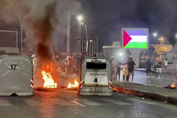 المنقوش اور اسرائیلی عہدیدار کی ملاقات کے خلاف طرابلس کی سڑکوں پر ہونے والے مظاہروں کا منظر (اے بی)