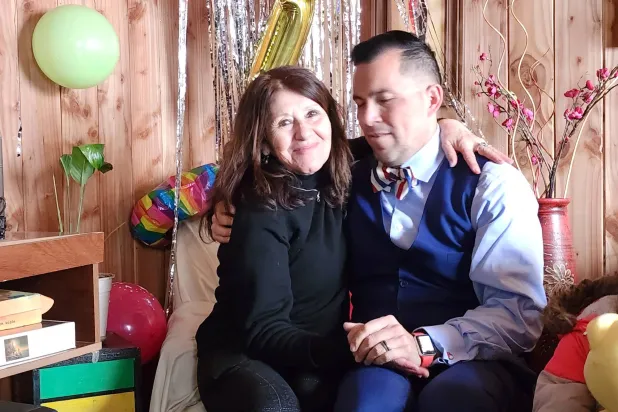 جيمي ليبرت ثيدن يلتقي بوالدته ماريا أنجيليكا جونزاليس خلال لقائهما في تشيلي (رويترز)