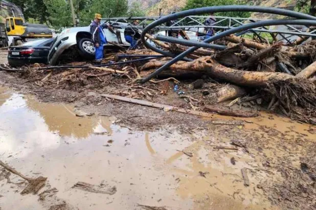 سيارات عالقة في انهيار طيني على طريق قرب بلدة فاخدات في طاجيكستان (رويترز)