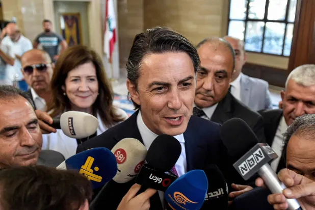 المنسق الرئاسي الأميركي الخاص للبنية التحتية العالمية وأمن الطاقة آموس هوكستين (في الوسط) يتحدث إلى الصحافيين بعد اجتماعه مع رئيس البرلمان اللبناني في بيروت في 30 أغسطس 2023 (أ.ف.ب)