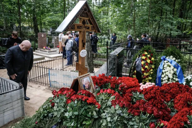 قبر يفغيني بريغوجين في مقبرة بوروخوف في سان بطرسبورغ (إ.ب.أ)