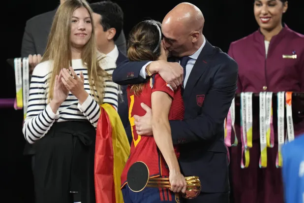 رئيس الاتحاد الإسباني خلال تقبيله هوميروس (أ.ب)